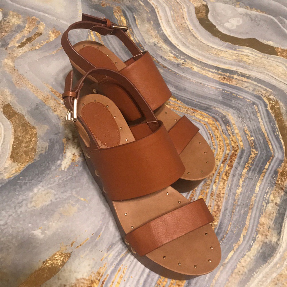 🦋Forever 21 Cognac Wedges - NWOT
